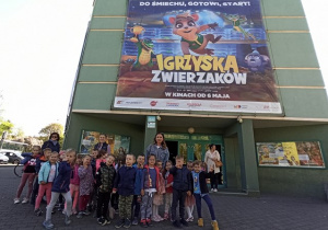 Dzieci pod Kinoteatrem Polonez